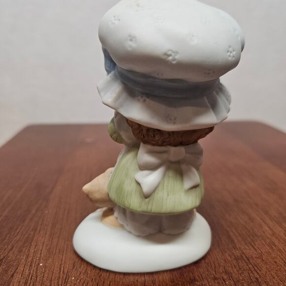 Vintage Miss Mitzie by Heartline Porcelain Figurine, Sweeping Floors With Cat - Picture 3 of 6